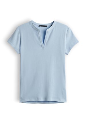 Maglietta azzurro chiaro a maniche corte in tessuto a coste, con scollo a V e orlo posteriore leggermente più lungo, distesa su uno sfondo bianco.