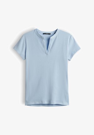 Maglietta azzurro chiaro a maniche corte in tessuto a coste, con scollo a V e orlo posteriore leggermente più lungo, distesa su uno sfondo bianco.