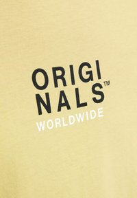 Jack & Jones O-NECK - Marškinėliai su spaudiniu - italian straw