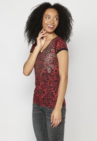 Koroshi SHORT SLEEVE - Apdrukāts T-krekls - red coral