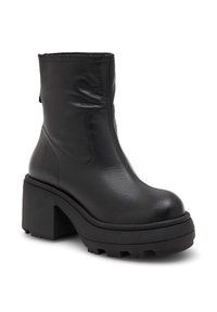Černá kožená kotníková bota s robustní podrážkou, vysokým blokovým podpatkem a hladkým, texturovaným povrchem. Detail bočního zipu a kulatá špička.