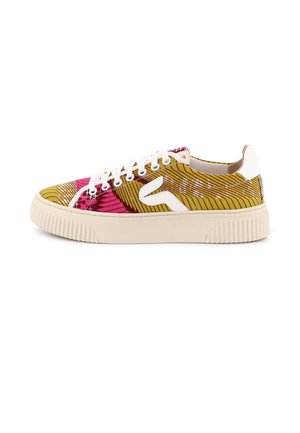 Baskets basses avec semelle blanche et lacets, en tissu jaune et rose à motifs avec un détail blanc sur le côté.