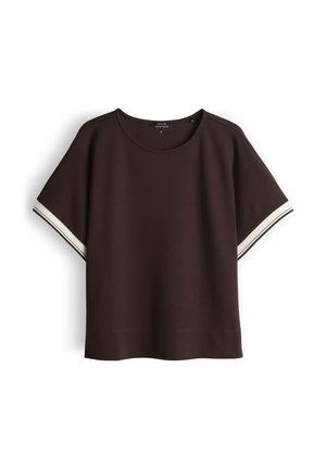 Donkerbruine korte mouwen blouse met ronde hals en witte biezen met zwarte strepen aan de mouwranden, plat gelegd op een witte achtergrond.