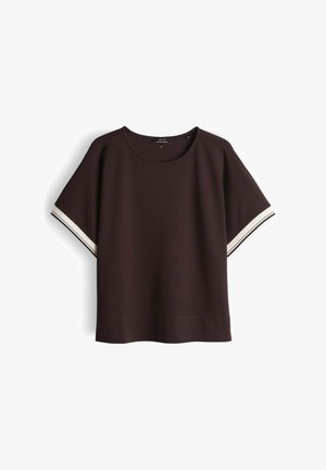 Donkerbruine korte mouwen blouse met ronde hals en witte biezen met zwarte strepen aan de mouwranden, plat gelegd op een witte achtergrond.