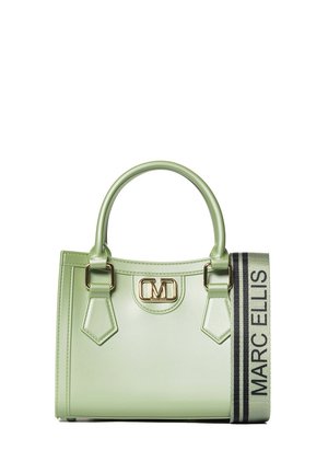 Groene, glanzende handtas met ronde handvatten, gouden logo hardware en een gestreepte stoffen schouderband met de tekst "MARC ELLIS".