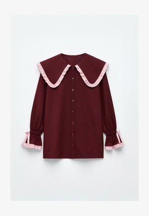 Bluză bordeaux cu un guler mare din volane, accente roz, deschidere cu butoane în față și mâneci adunate cu volane roz la mansete.