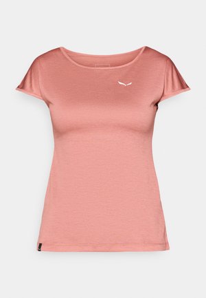 Τεχνικό μπλουζάκι κοντό μανίκι σε ανοιχτό ροζ ύφασμα, με στρογγυλή λαιμόκοψη και μικρό λευκό λογότυπο στο αριστερό στήθος. Μαλακό υλικό, casual εφαρμογή.