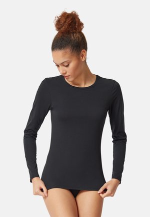 Zwart langermig topje gemaakt van een gladde, rekbare stof. Heeft een ronde hals en een getailleerd ontwerp dat voorbij de taille reikt.