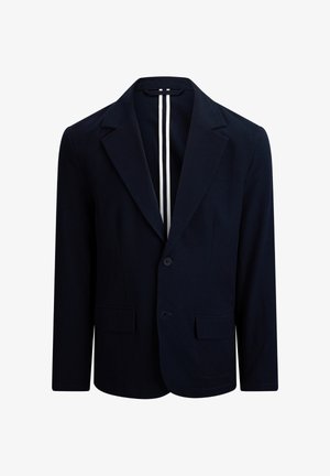 Marineblå enkeltspent blazer med hakket slag, to frontlommer med klaff og en hvit dobbel stripe på innsiden av kragen.