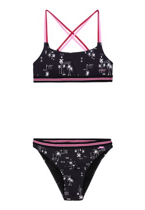 Zwart zwemset met palmboom- en geometrische prints. Top heeft kruislings gedragen banden; de onderkant heeft een contrasterende tailleband met roze accenten.