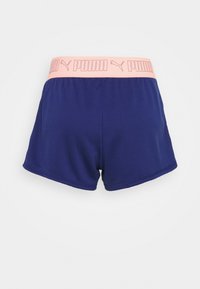 Marinblå sportshorts med rosa PUMA-logga på midjebandet och slätt tyg. Har en figurnära design utan ytterligare dekor.