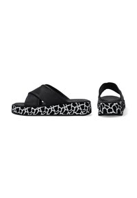Sorte slidesandaler med et kryds-over syntetisk overdel og en mønstret, hvid-og-sort tekstureret sål. Flad design med åben bag.
