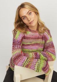 Maglione lavorato a maglia multicolore con strisce in rosa, verde, giallo e rosso, con una vestibilità comoda e colletto e polsini a coste.