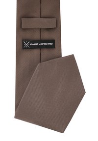 Brązowy tkany krawat z sześciokątnym końcem, ozdobiony metką z napisem "PAKO LORENTE." Tekstura jest gładka z subtelnym wzorem.