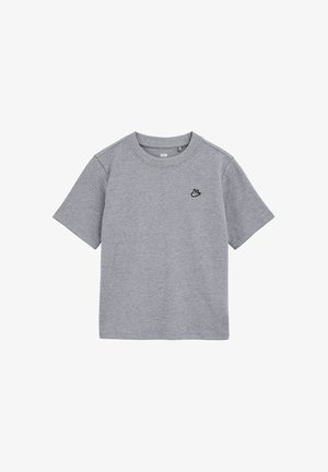 Šedé bavlnené tričko s krátkym rukávom, okrúhlym výstrihom a malým čiernym vyšívaným motívom vtáka na ľavej strane hrudníka.