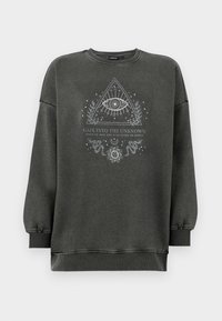 Donkergrijze sweatshirt met een ronde halslijn en geribbelde manchetten. Heeft een witte gedrukt ontwerp van een oog binnen een driehoek en decoratieve elementen.