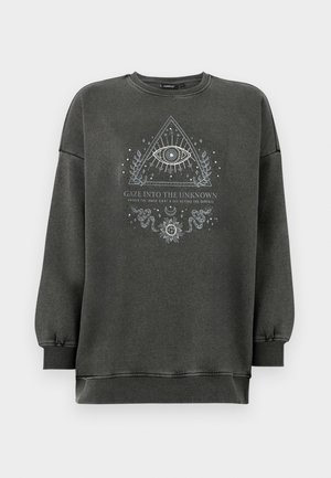 Dunkelgrauer Pullover mit rundem Halsausschnitt und gerippten Bündchen. Mit einem weißen Druckdesign eines Auges innerhalb eines Dreiecks und dekorativen Elementen.