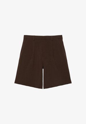 Ciemnobrązowe, do kolan, dopasowane szorty z szlufkami na pasek i plisami z przodu, pokazane na płasko na białym tle.