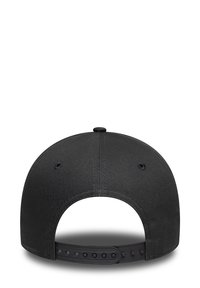 Gorra de béisbol negra con una corona estructurada y un cierre de plástico ajustable. Cuenta con agujeros de ventilación para transpirabilidad y una textura de tela suave.