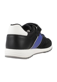 Scarpa sportiva nera e blu con tomaia sintetica, pannello testurizzato nero e fascia in velcro, dettagli bianchi e suola in gomma.