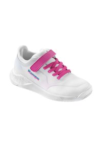 Witte sportieve schoen met roze veters en band, textuur van gaas bovenkant, gebogen zool en meerkleurige branding. Duurzaam en lichtgewicht ontwerp.