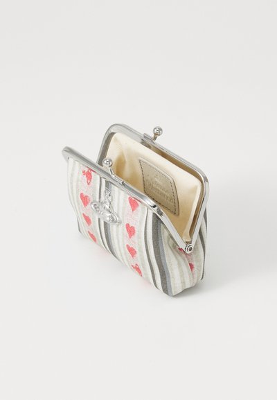 Gestreifte Stofftasche in Weiß, Grau und Rosa mit Herzmustern. Metallschnappverschluss und ein glattes, beige gefüttertes Innenleben.
