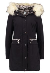 Svart parka-jacka med huva i konstfuskpäls. Har en leopardmönstrad foder, två fickor med dragkedja, tryckknappar och silverfärgade detaljer.