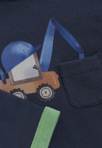 Marinbl å skjorta med en strukturerad ytfinish som har en grafisk bild av en bygglastbil, med orange kropp, grön kant och ljusblåa detaljer.