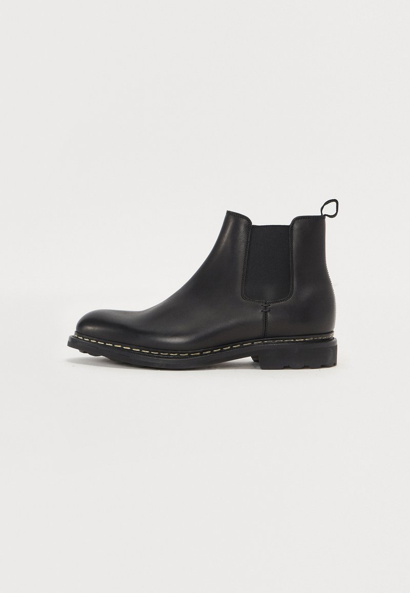 Zwarte leren Chelsea-boot met elastische zijpanelen, ronde neus en een contrasterende stikseldetail langs de zool. Duurzame rubberen buitenzool.