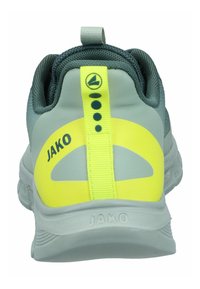 Sportschuh mit grauem Obermaterial, gelben Akzenten an der Ferse und einer strukturierten Stoffoberfläche. Verfügt über eine Zuglasche hinten und Markenlogo.