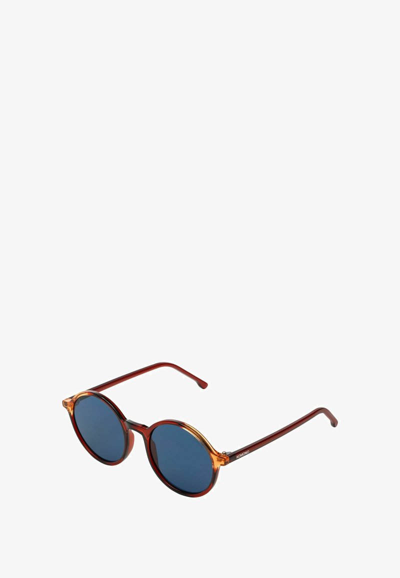 Lunettes de soleil rondes avec des verres bleu foncé, une monture bordeaux et des accents orange sur le dessus. Branches en métal fines ; finition lisse et brillante.