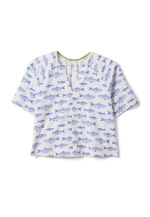 Blusa blanca de manga corta con estampado de peces azules, escote en V y cuello fruncido con ribete verde, colocada plana sobre fondo blanco.