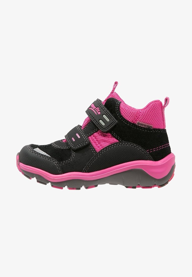Baskets montantes pour enfants en noir et rose avec deux brides Velcro réglables et une semelle en caoutchouc texturée.