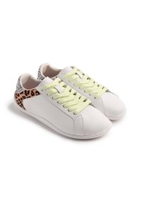 Zapatillas blancas de cuero con acentos de estampado de leopardo y talón brillante. Cuentan con cordones verde lima y un diseño de superficie liso.
