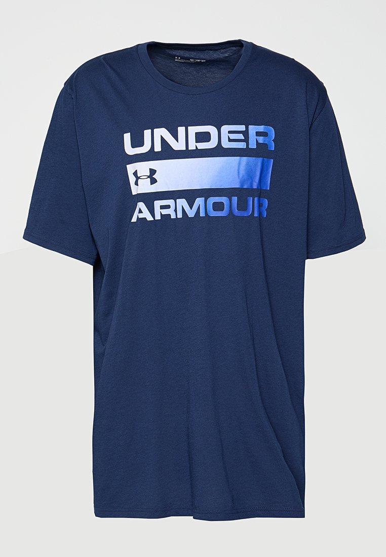 Camiseta de manga corta azul marino con el texto y el logo de "UNDER ARMOUR" en degradado de azul y blanco en la parte frontal.