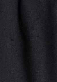 Tessuto nero con una fine trama testurizzata. La superficie appare liscia con una leggera lucentezza, adatta per varie applicazioni nella moda o nell'imbottitura.