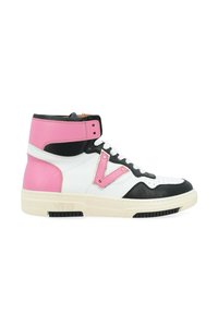 Baskets montantes en cuir noir, blanc et rose. Dotées d'un col rembourré, d'un système de laçage et d'un logo V proéminent en rose. Semelle en caoutchouc.