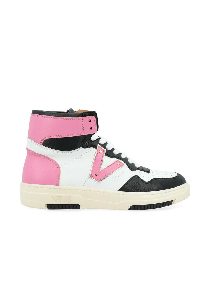 Baskets montantes en cuir noir, blanc et rose. Dotées d'un col rembourré, d'un système de laçage et d'un logo V proéminent en rose. Semelle en caoutchouc.