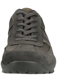 Baskets en daim gris avec semelle en caoutchouc texturée, détails cousus et lacets croisés vus de face.