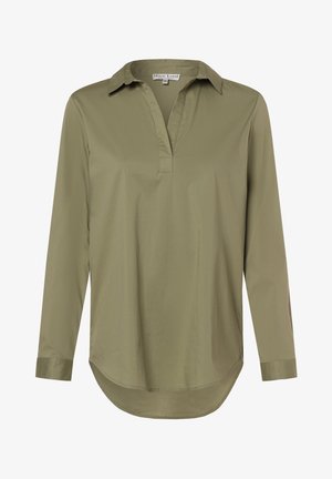 Olivengrøn langærmet skjorte med krave og knapstolpe foran. Stoffet virker glat med en let skinnende tekstur.