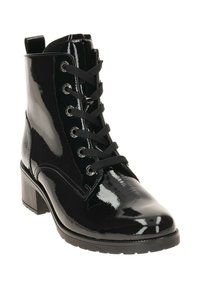 Zwarte laklederen enkelboots met een lage blokhak, vetersluiting, ronde neus en zilveren oogjes voor de veters.