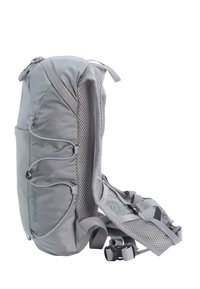 Grauer Wanderrucksack aus glattem, texturiertem Stoff, mit seitlichen Netztaschen, verstellbaren Trägern und einem abgerundeten Oberdesign für eine einfache Handhabung.