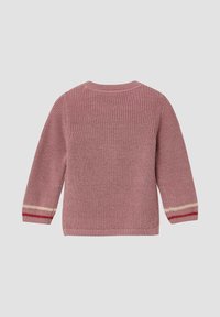 Gestrickter Pullover in gedämpftem Pink mit rundem Hals, Dreiviertelärmel und gestreiften Akzenten in Rot und Gelb an den Bündchen.
