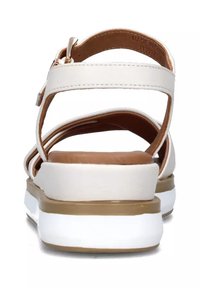 Sandali in ecopelle bianchi con soletta marrone, apertura sul retro e cinturino regolabile. Presentano una suola con dettagli bianchi e dorati.