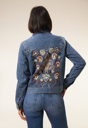 Jeansjack met ingewikkelde bloemenborduursels in warme kleuren op de achterkant, gestructureerde pasvorm met knoopsluitingen en een klassieke kraag.