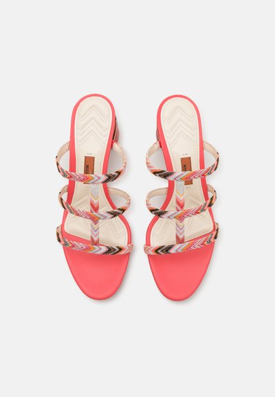 Korallfärgade kilklackssandaler med flerfärgad zigzag-remdesign, öppen tå och vadderad sula med chevronmönster.