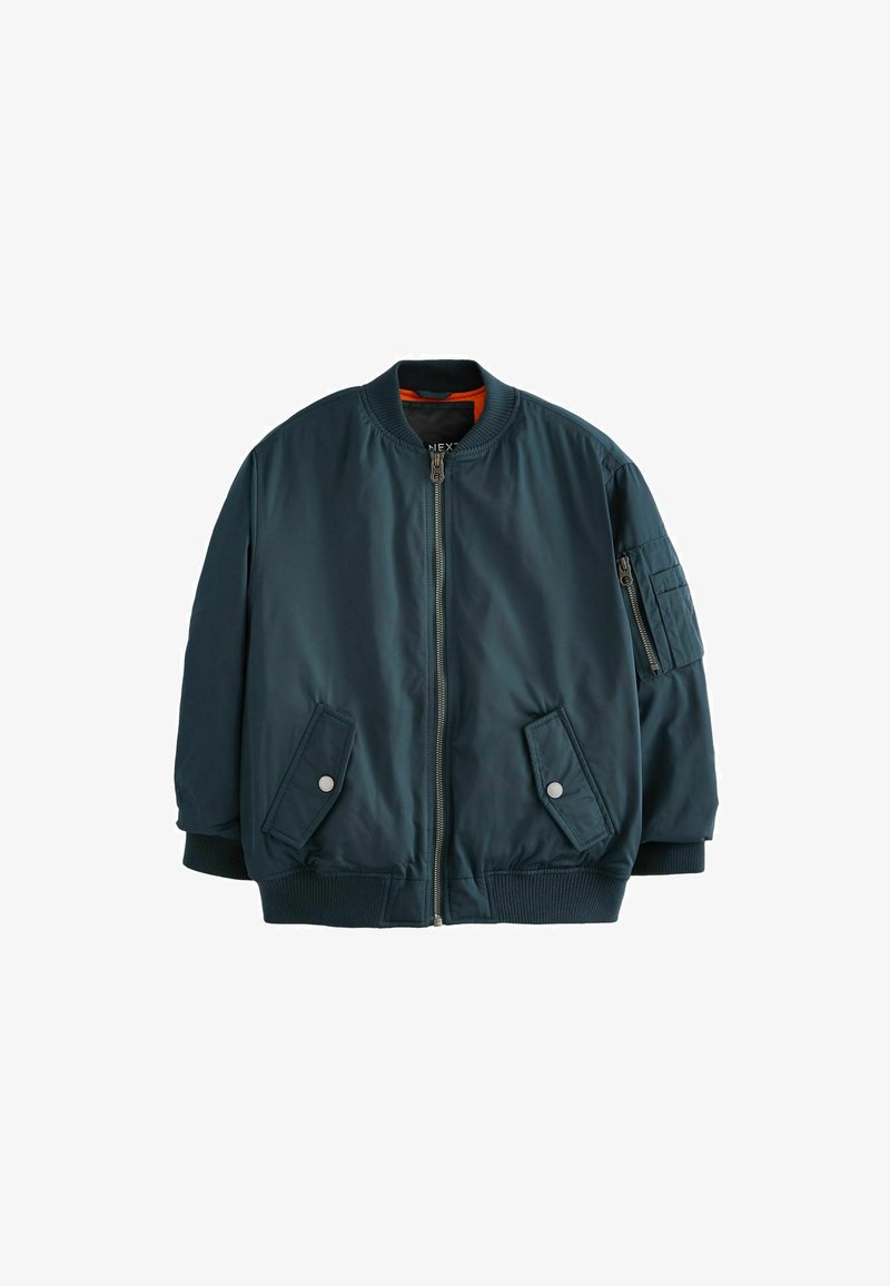 Marineblå bomberjakke med lynlås foran, ribbede ærmer, to sidelommer og en lynlåslomme på armen. Foret med orange stof.