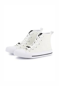 Baskets montantes blanches avec une texture pailletée, présentant des œillets et des accents noirs, une semelle en caoutchouc, et un logo noir sur la languette.