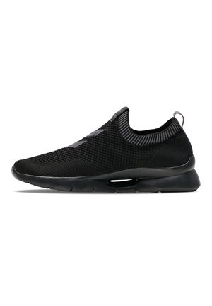 Zapatilla deportiva negra sin cordones con parte superior tejida, suela acolchada y tira para tirar en el talón, mostrada de lado sobre fondo blanco.