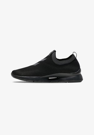 Zapatilla deportiva negra sin cordones con parte superior tejida, suela acolchada y tira para tirar en el talón, mostrada de lado sobre fondo blanco.